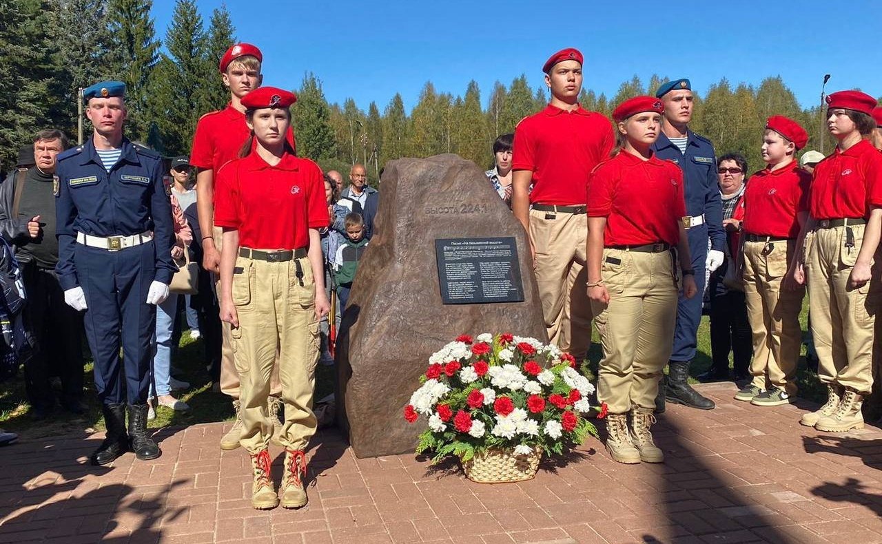 Анатолий Артамонов и Александр Савин посетили мемориальный комплекс «Безымянная высота» в Куйбышевском районе Калужской области