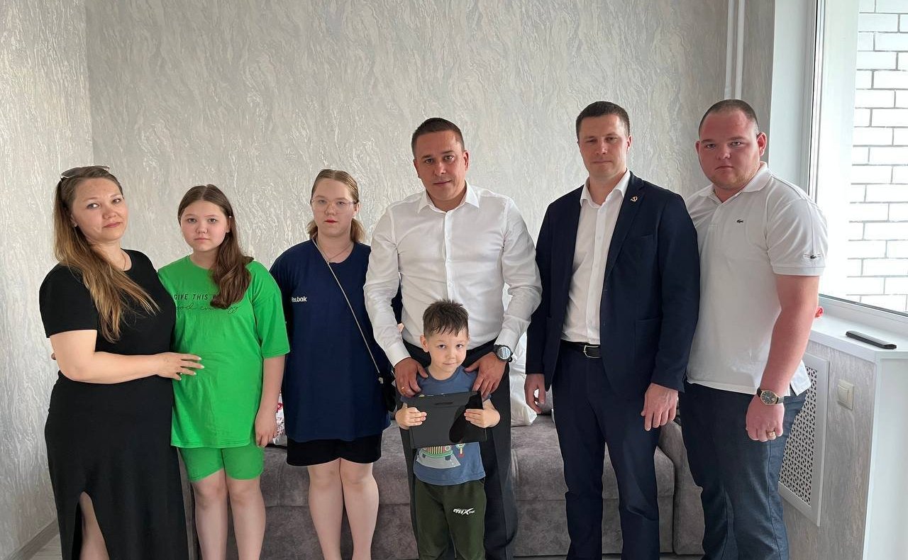 Айрат Гибатдинов по случаю празднования Международного Дня защиты детей посетил ряд детских социальных учреждений