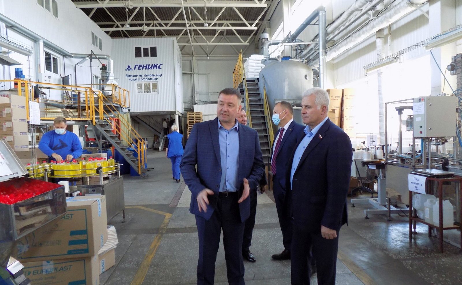 Сергей Мартынов посетил ООО «НПФ «Геникс», который специализируется на разработке и производстве дезинфицирующих жидкостей, используемых для уборки помещений
