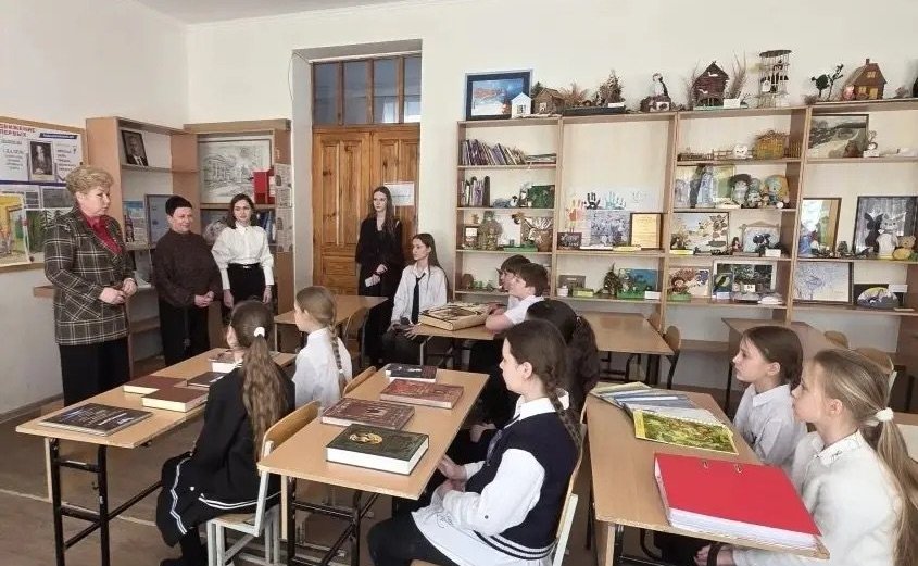 Ольга Бас в ходе поездки в регион посетила Луганскую специализированную школу № 5 имени В. И. Даля