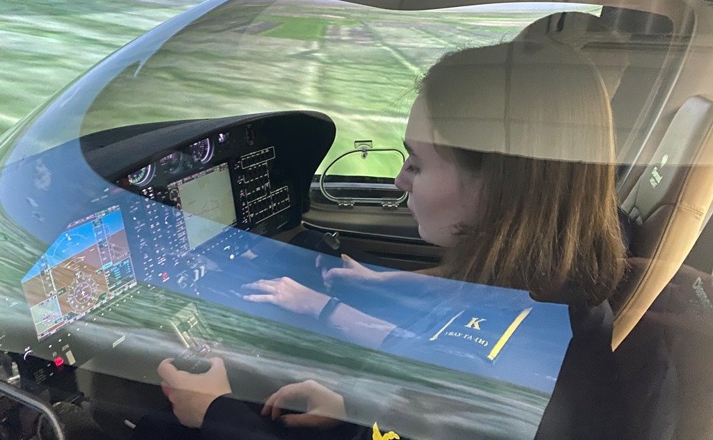 Олег Алексеев побывал в Краснокутском летном училище гражданской авиации имени заслуженного пилота СССР Васина И.Ф