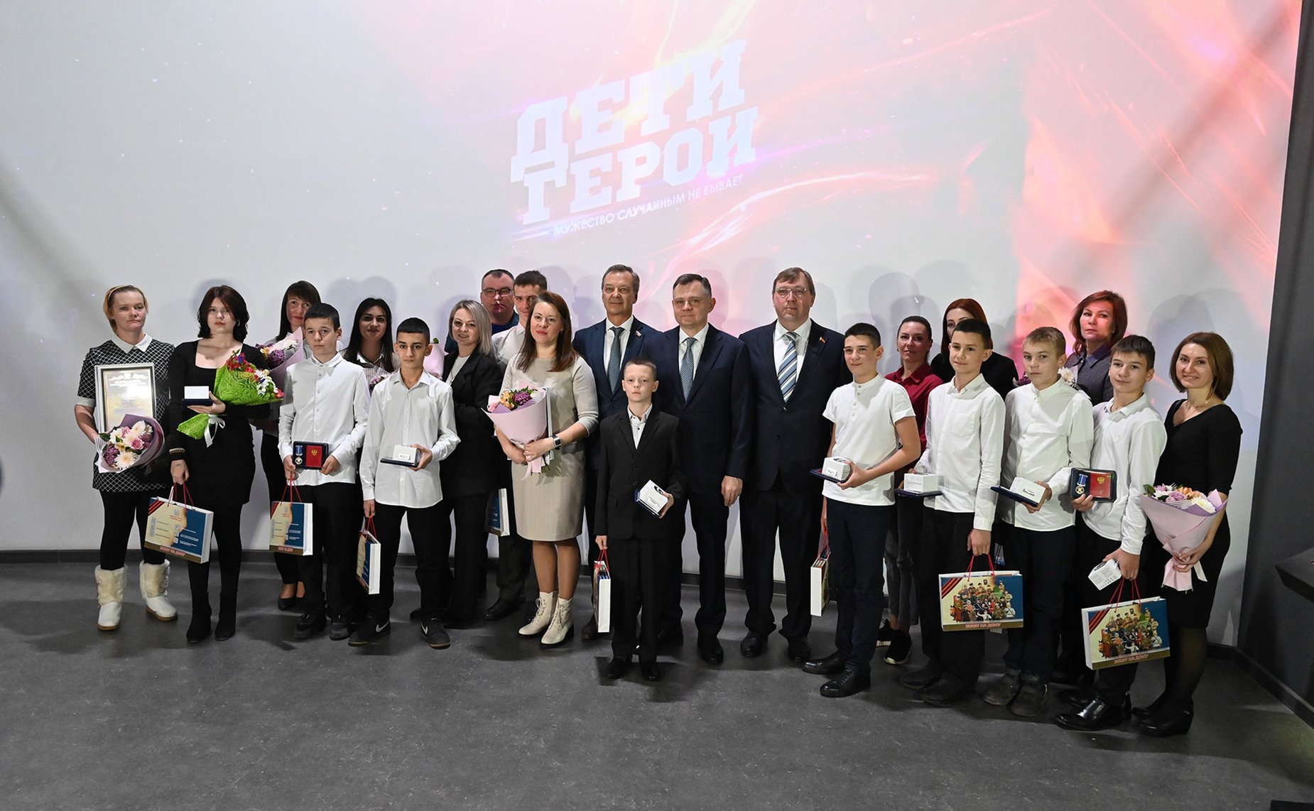 Андрей Яцкин, врио губернатора Ростовской области Юрий Слюсарь и председатель Законодательного Собрания региона Александр Ищенко приняли участие в церемонии награждения детей и подростков памятными медалями Совета Федерации «За проявленное мужество»