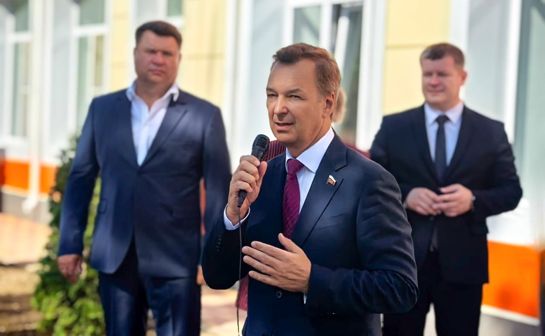 Первый заместитель Председателя Совета Федерации Андрей Яцкин поздравил учителей и учеников начальной школы № 5 города Азова с Днем знаний