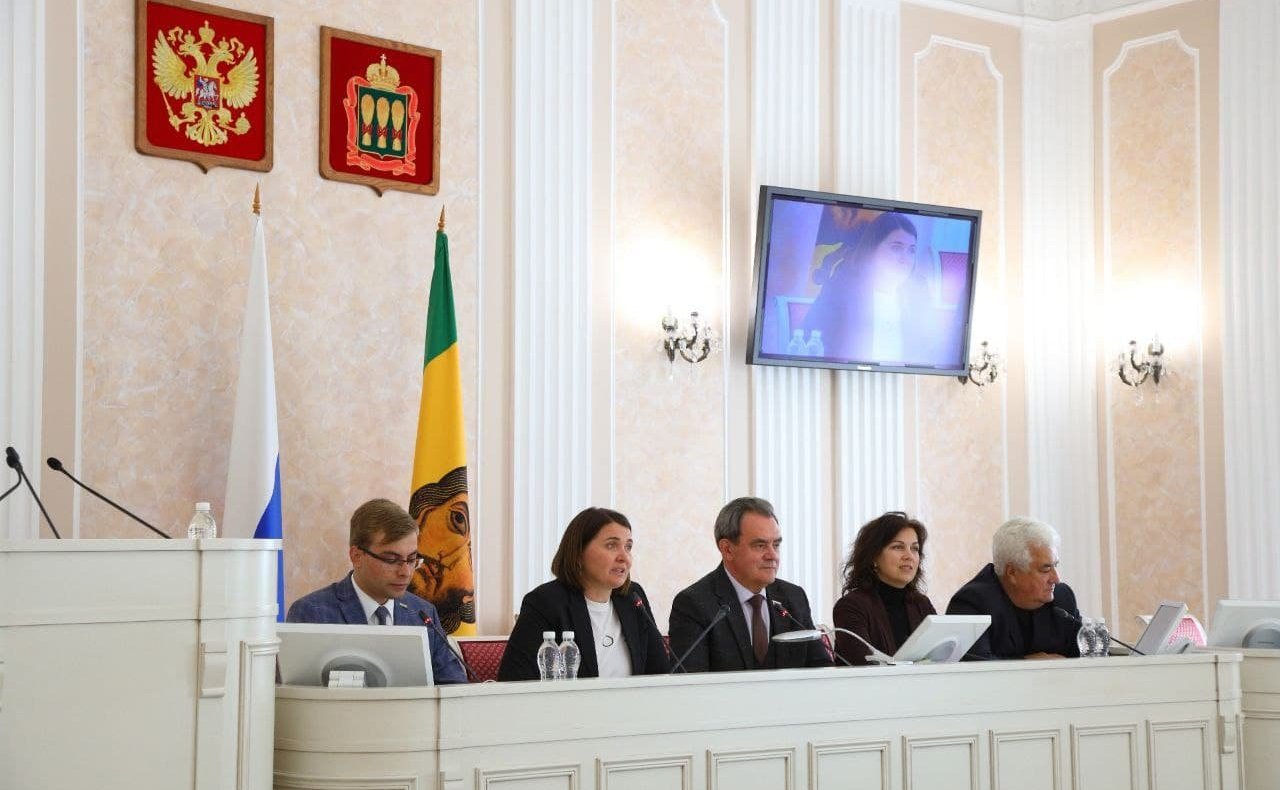 Юлия Лазуткина приняла участие в IX заседании Молодежного парламента при Законодательном Собрании региона