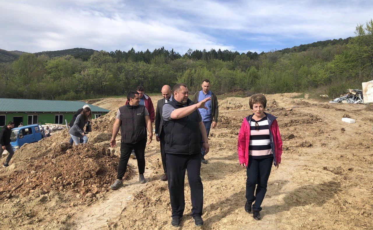 Екатерина Алтабаева в рамках работы в регионе проверила ход строительства трех новых корпусов детского оздоровительного лагеря «Горный»