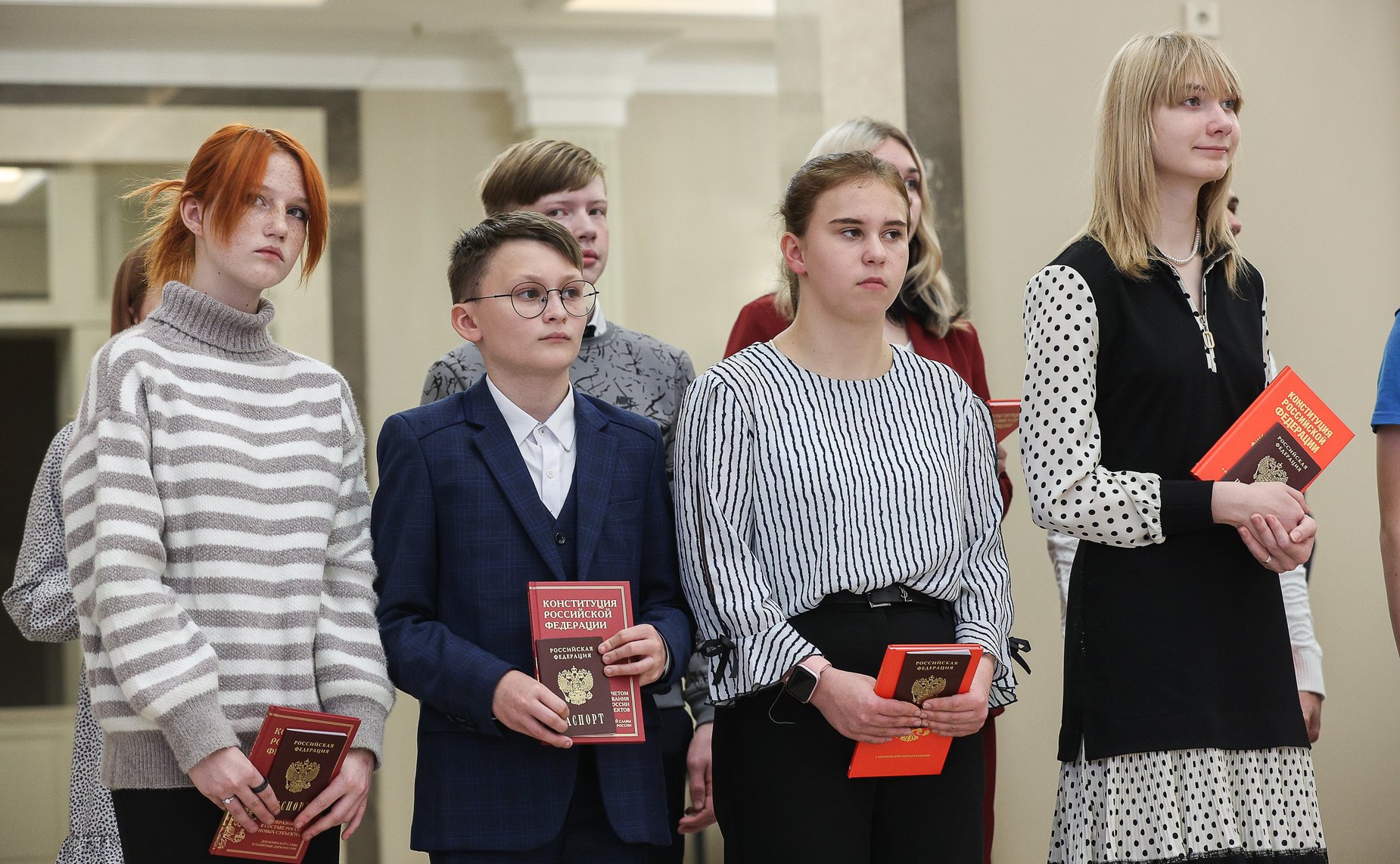 Торжественная церемония вручения паспортов граждан РФ 14-летним жителям Луганской Народной Республики и Херсонской области