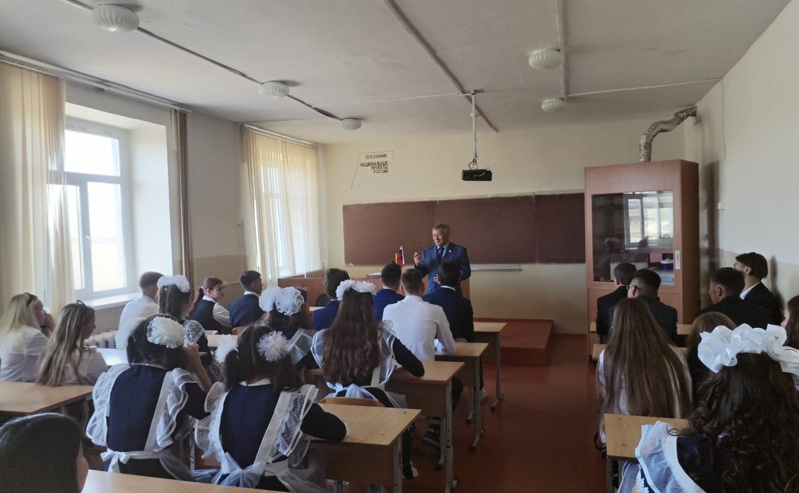 Сергей Михайлов принял участие в торжественных линейках, посвящённых Дню знаний, в школах сел Нижний Цасучей и Верхний Цасучей