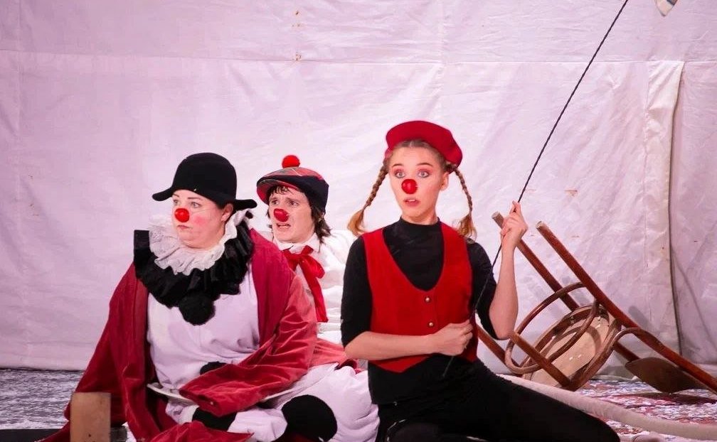 Екатерина Алтабаева посетила спектакль Севастопольского театра юного зрителя «Каштанка» и поздравила коллектив театра с 35-летним юбилеем