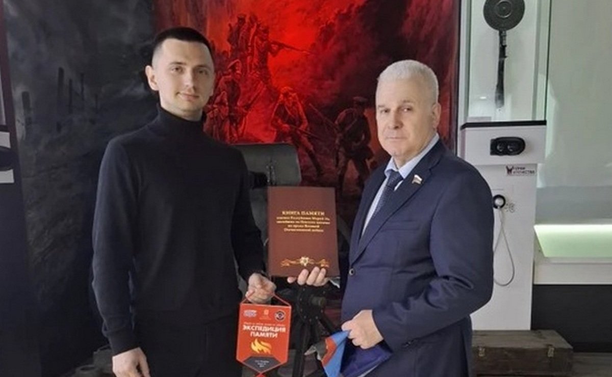 Сергей Мартынов подарил Книгу памяти музею «Герои отечества» в Йошкар-Оле