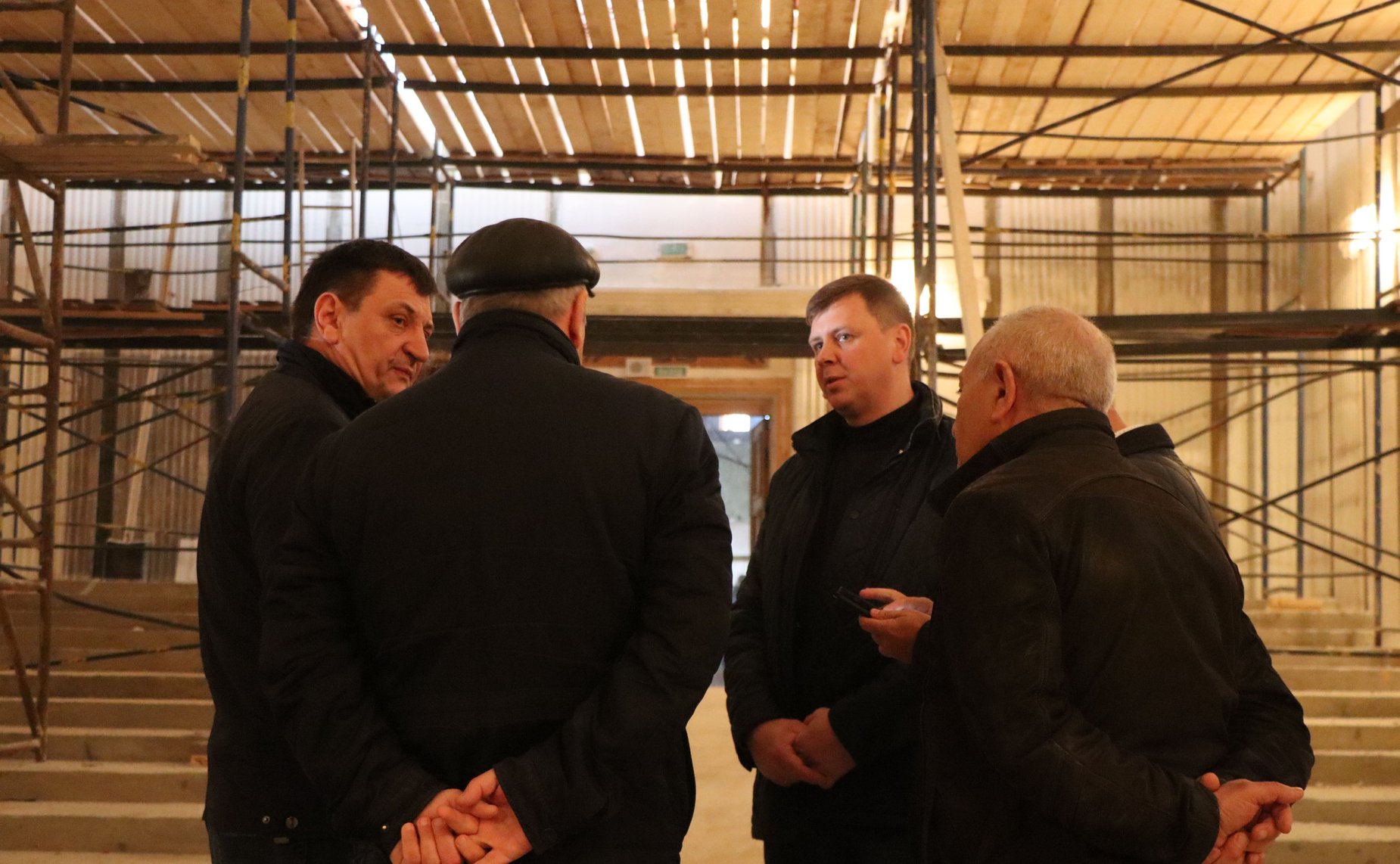 Артем Малащенков вместе с председателем Смоленской областной Думы Игорем Ляховым побывал в Вяземском районе, где идет ремонт двух досуговых учреждений