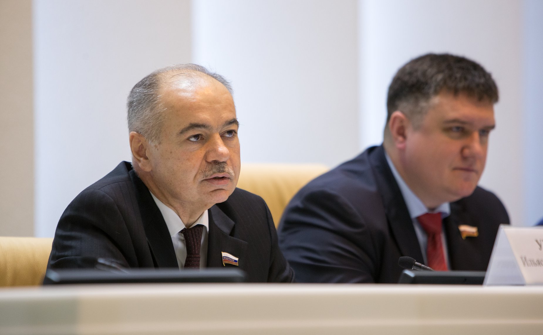 И. Умаханов и А. Борисов Заседание Палаты молодых законодателей