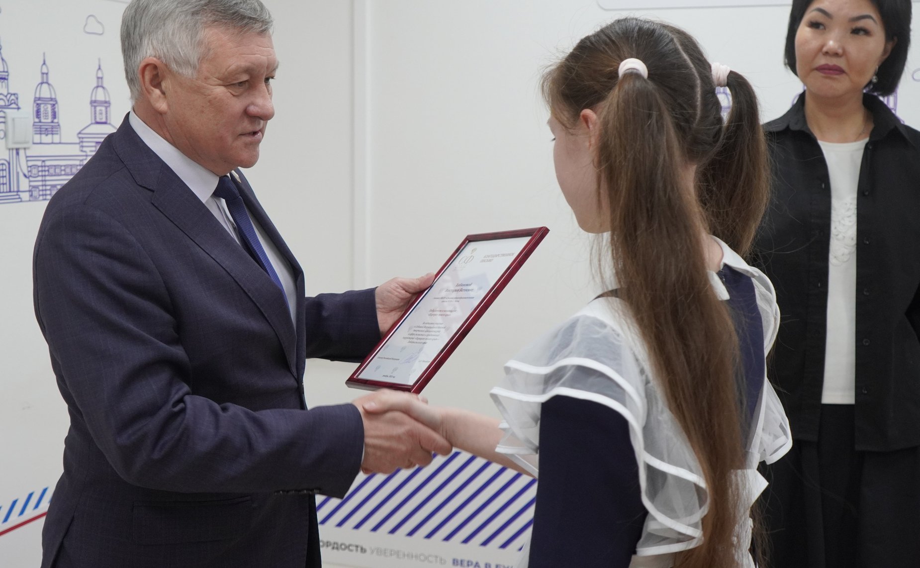 Сергей Михайлов наградил 12 забайкальских школьников за победу во Всероссийском детском творческом школе-конкурсе «Портрет родного края»