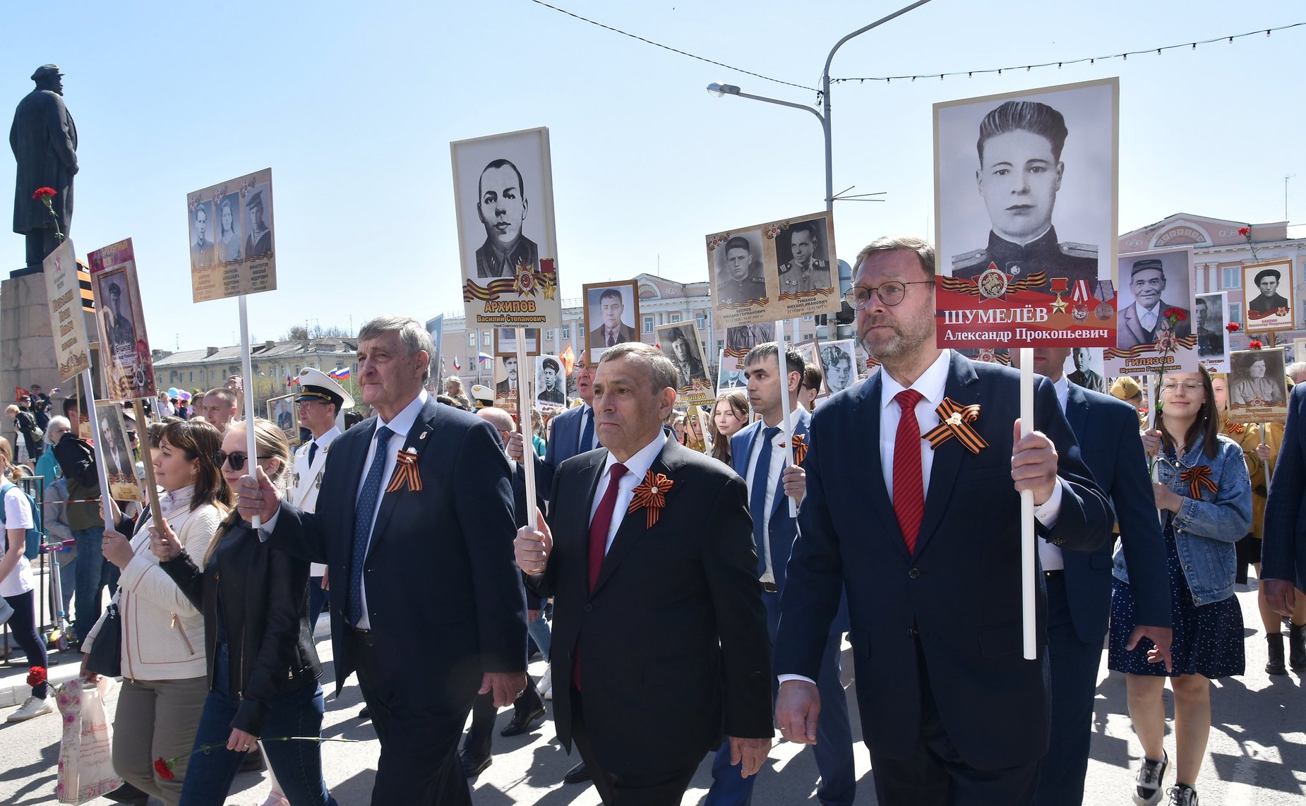 Константин Косачев совместно с главой Республики Александром Евстифеевым, членами правительства Марий Эл, общественными деятелями, активистами народных движений и ветеранами войны сенатор присоединился к всероссийской акции «Бессмертный полк»