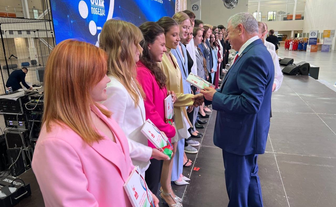Анатолий Артамонов вручил медали выпускникам Калужской области