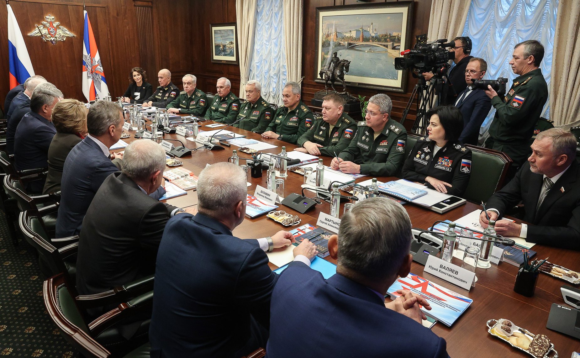 По приглашению Министра обороны РФ генерала армии Сергея Шойгу Председатель Совета Федерации Валентина Матвиенко и Комитет СФ по обороне и безопасности провели выездное совещание в Минобороны России