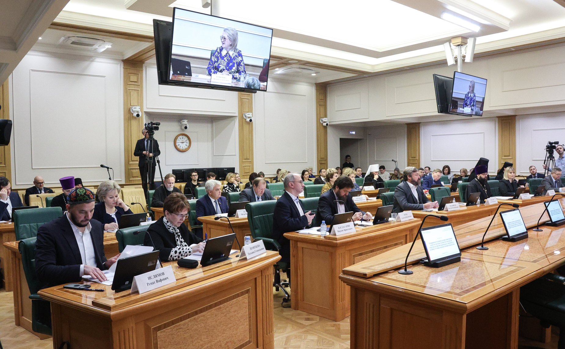 Круглый стол «Традиционные российские духовно-нравственные ценности в образовательном пространстве как средство достижения национального суверенитета» (в рамках XII Рождественских парламентских встреч)