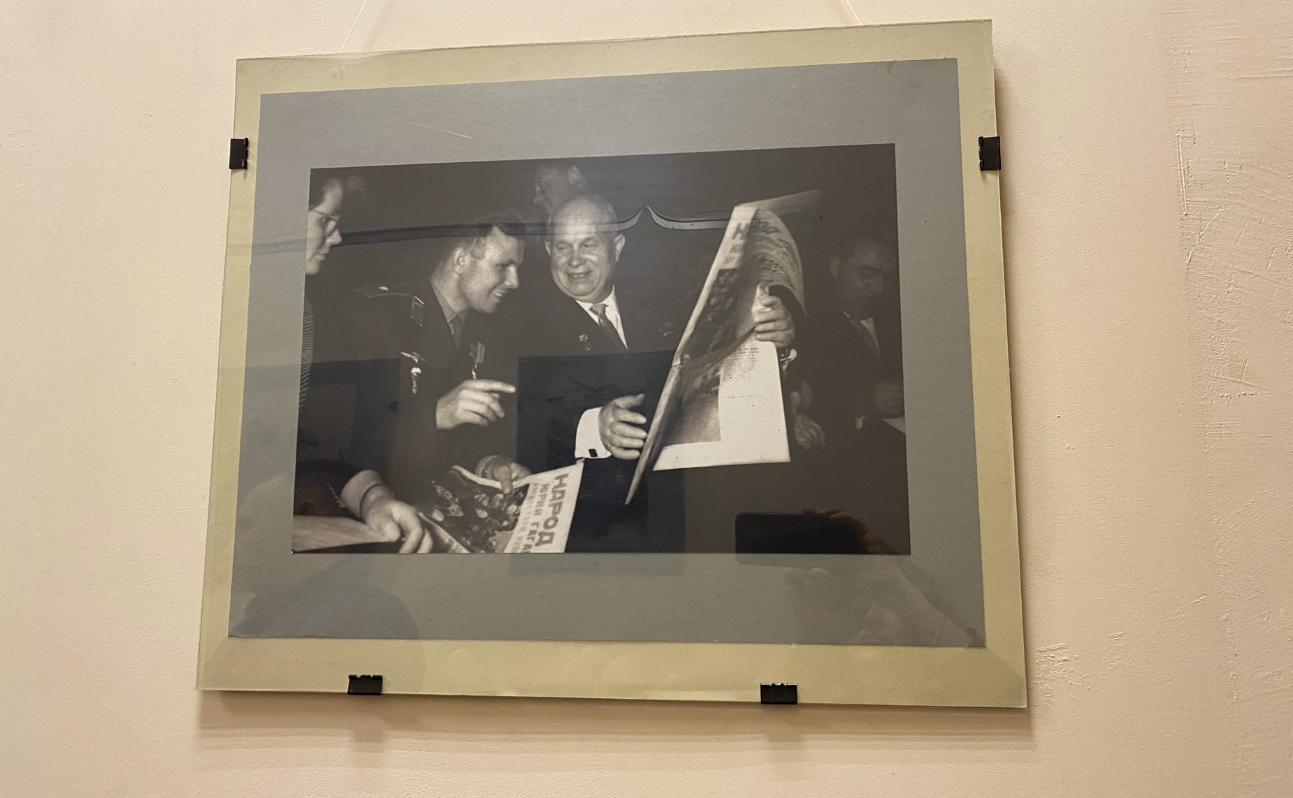 Олег Алексеев осмотрел выставку документальных фотографий «Юрий Гагарин»