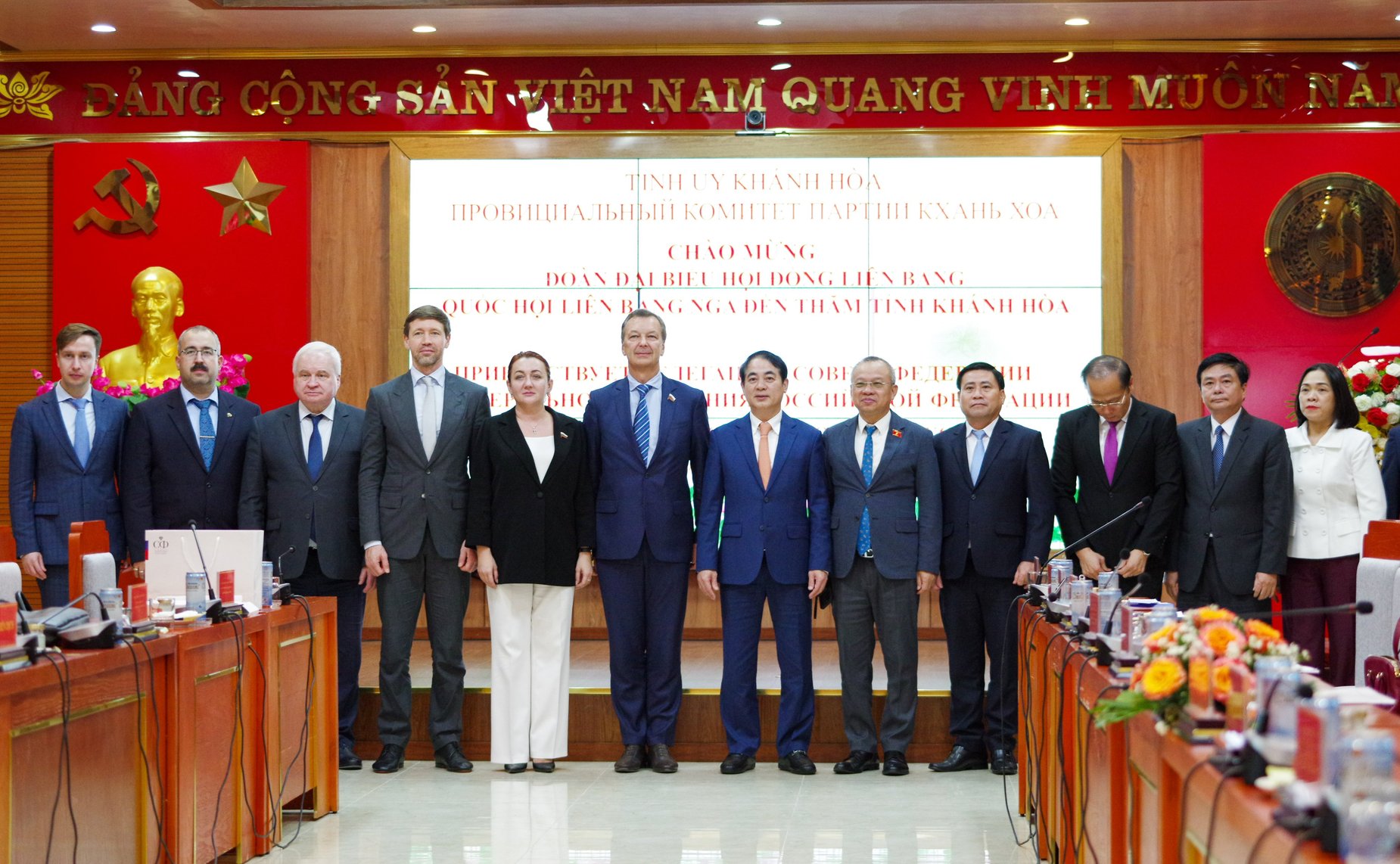 Делегация Совета Федерации во главе с первым заместителем Председателя СФ Андреем Яцкиным в рамках визита во Вьетнам встретились с руководством Народного комитета провинции Кханьхоа