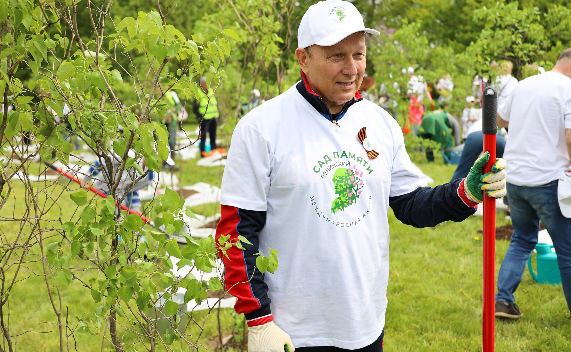 В Год защитника Отечества и 80-летия Победы в Великой Отечественной войне 1941–1945 годов сенаторы РФ и сотрудники Аппарата СФ провели акцию «Сад Памяти» — высадили 250 кустов сирени в музее-заповеднике «Горки Ленинские»