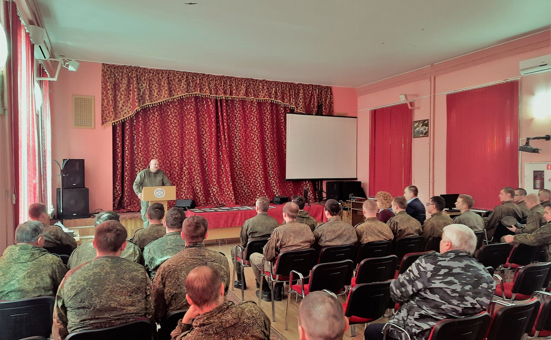 Нина Куликовских приняла участие в доставке груза в военный Центр в Ростове-на-Дону