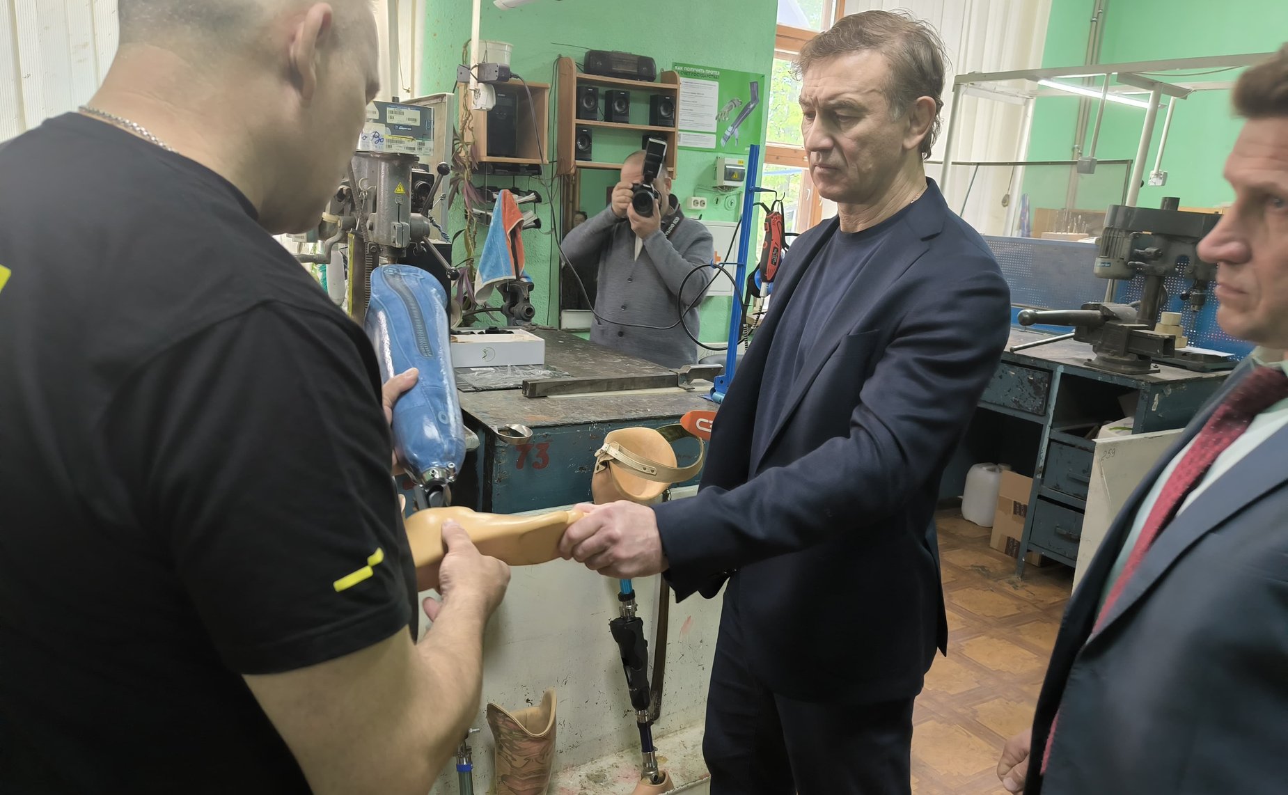 Александр Брыксин посетил Курское протезно-ортопедическое предприятие