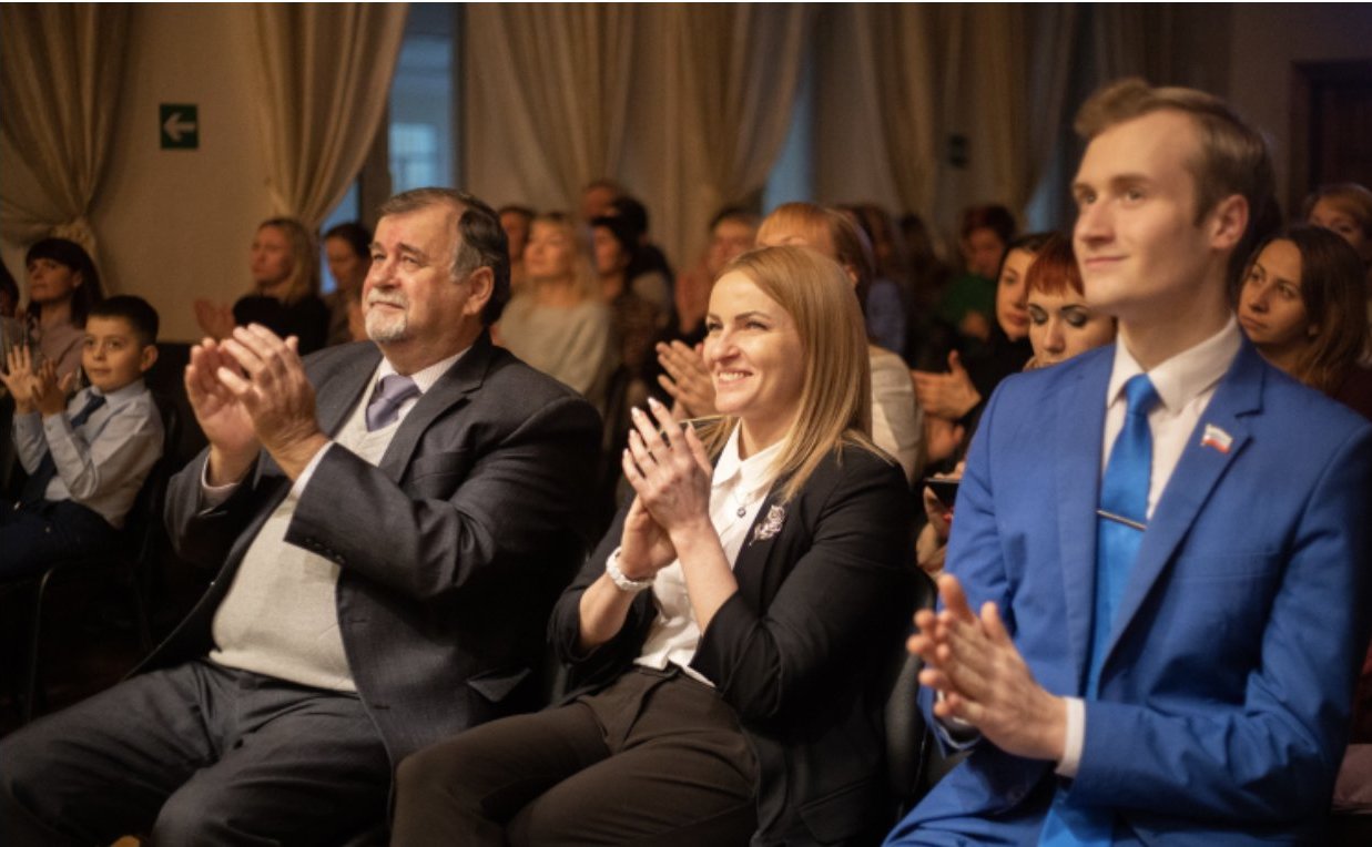 Ирина Кожанова приняла участие в праздничном концерте по случаю празднования международного Дня матери в МБУ ДО «Центр дополнительного образования» г. Смоленска