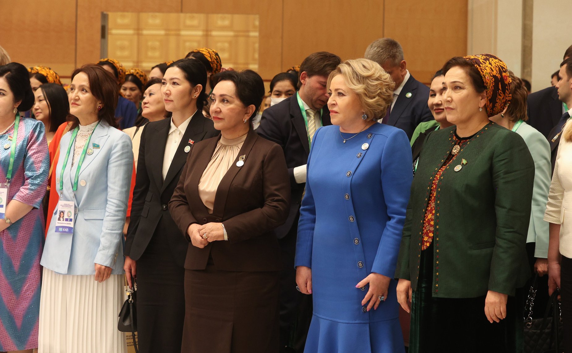 Пленарное заседание первого Диалога женщин стран Центральной Азии и России