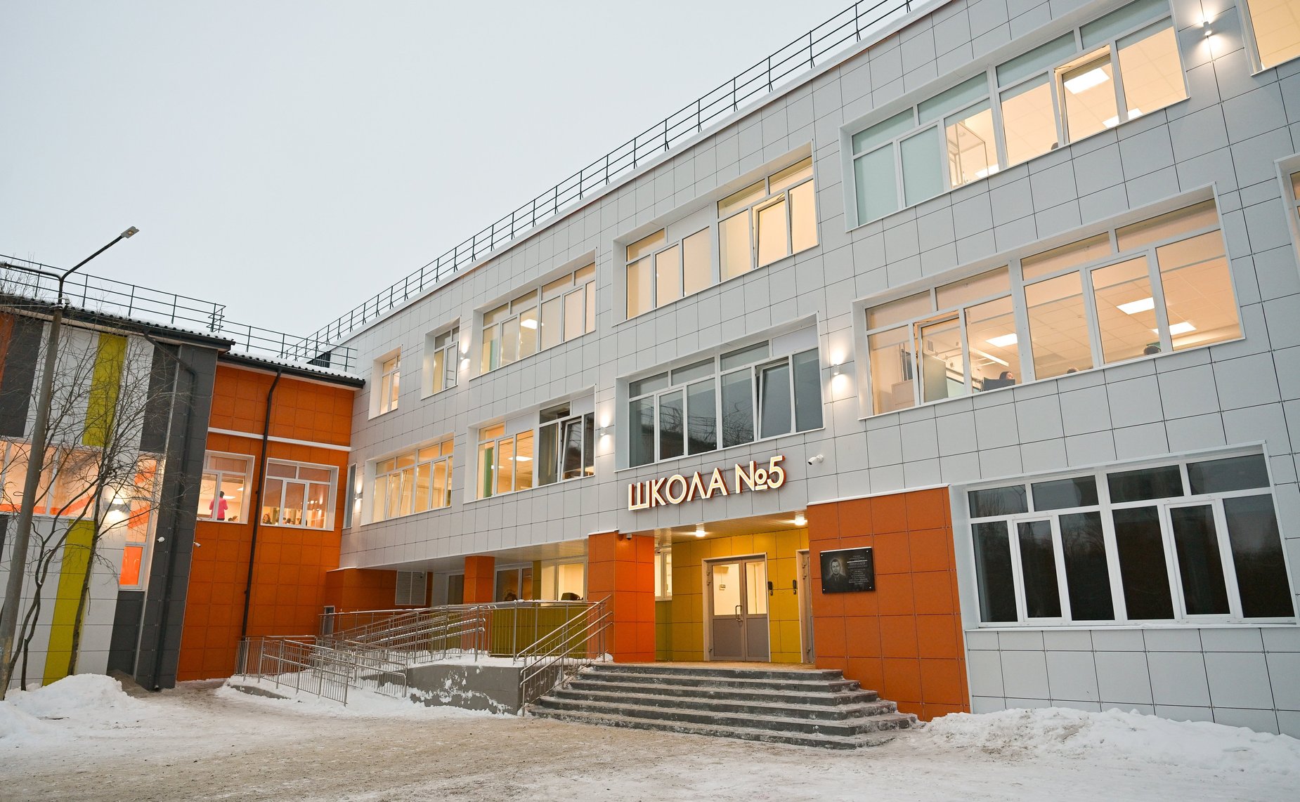 Елена Дягилева и Лариса Круглова посетили среднюю общеобразовательную школу № 5 имени О.И. Семёнова-Тян-Шанского в Мончегорске, досрочно открывшуюся после капитального ремонта