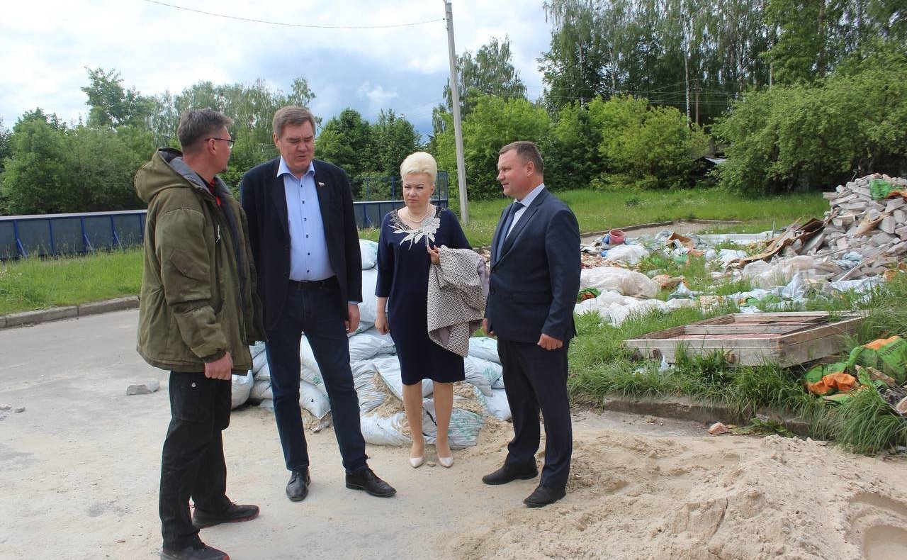 Алесандр Савин ознакомился с ходом капитального ремонта школ Калужской области