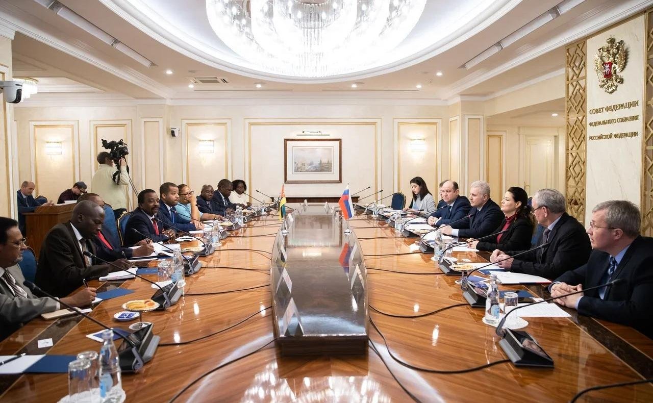 Встреча С. Мартынова с первым заместителем Председателя Ассамблеи Республики Мозамбик, Руководителем Административного совета Ассамблеи Антониу Жозе Амелией