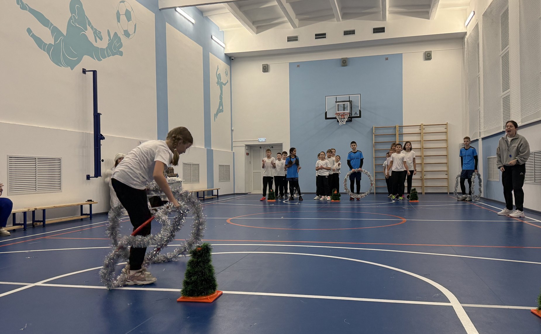 Елена Дягилева посетила модернизированный корпус школы в Снежногорске и вручила Почётную грамоту Совета Федерации начальнику управления образования Администрации ЗАТО Александровск