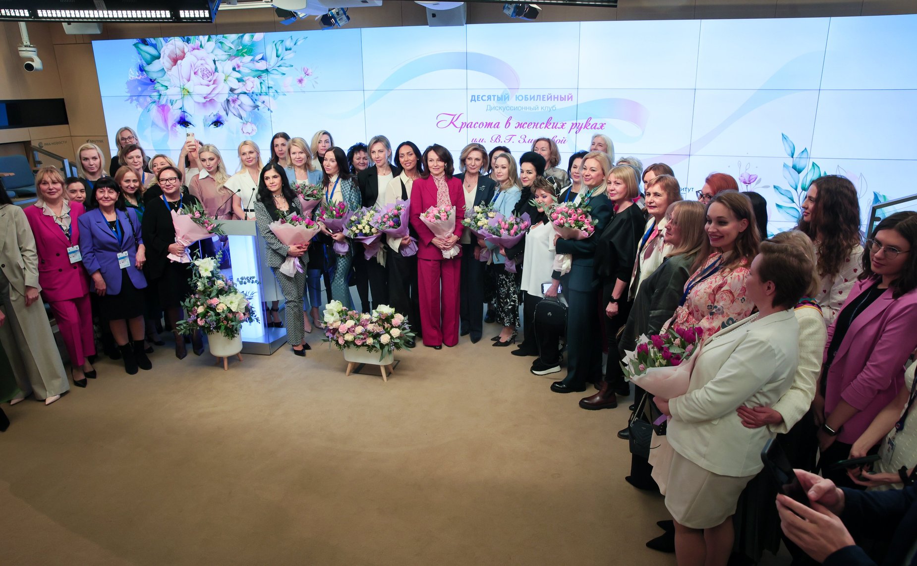 Заседание Дискуссионного клуба им. В.Г. Змазовой на тему: «Красота в женских руках!» (фото МИА «Россия Сегодня»)