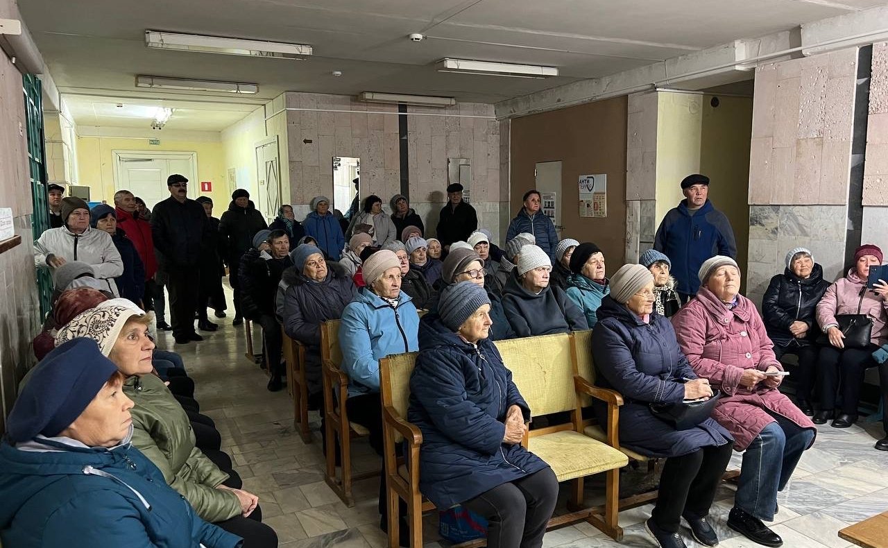 Айрат Гибатдинов вместе с депутатами регионального Законодательного собрания посетил ряд районов области, где провел встречи с жителями