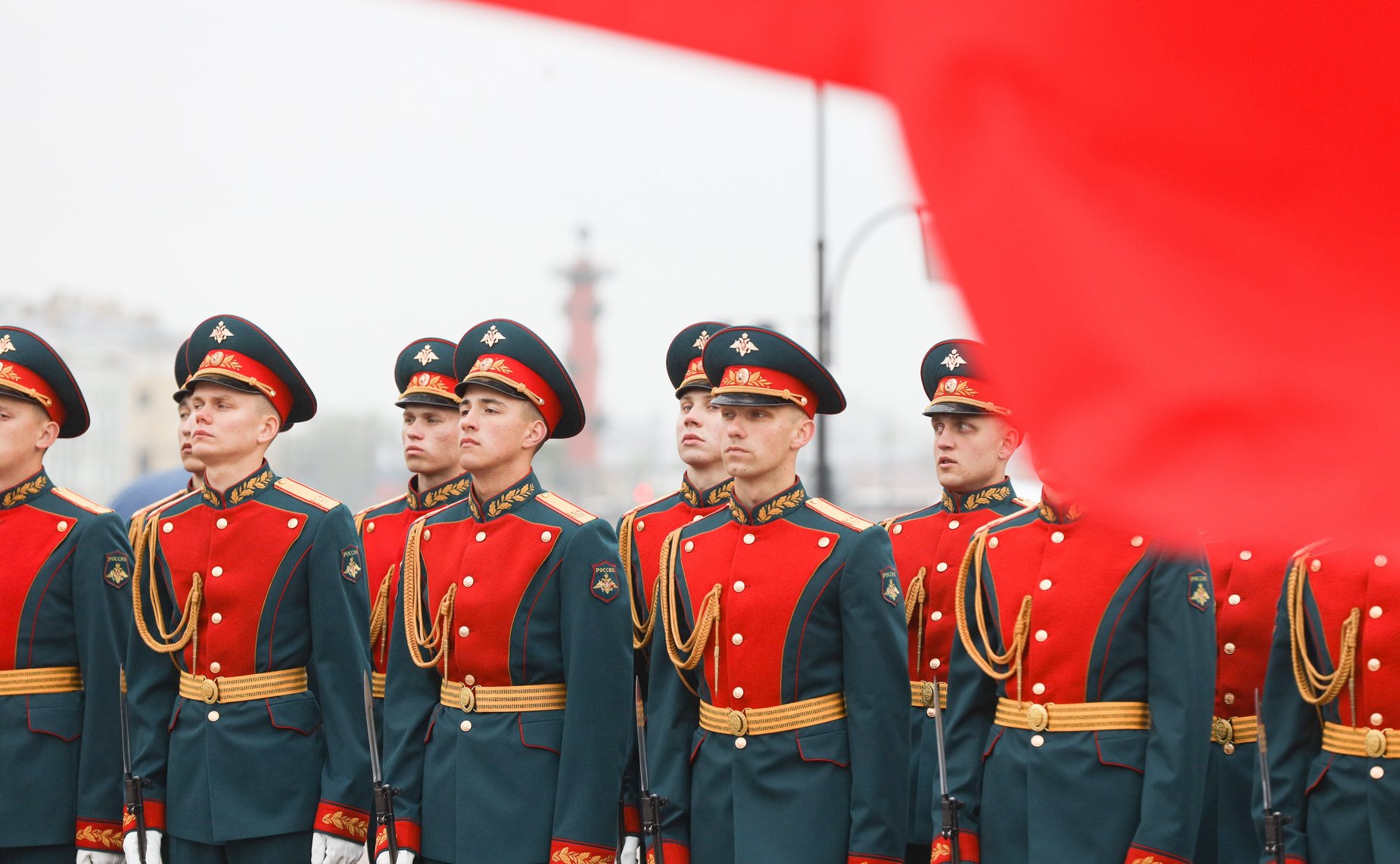 Церемония возложения цветов к памятнику Петру Первому на Сенатской площади
