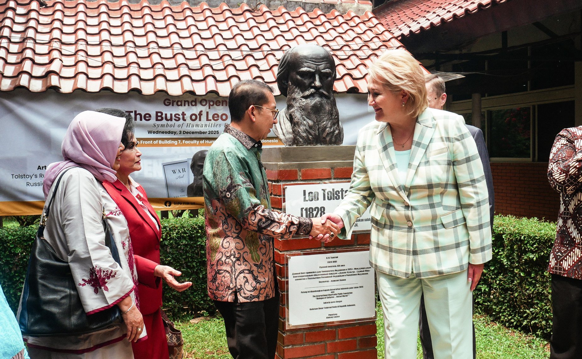Делегация Совета Федерации в Университете Индонезии в Джакарте приняла участие в церемонии открытия бюста Л.Н. Толстому