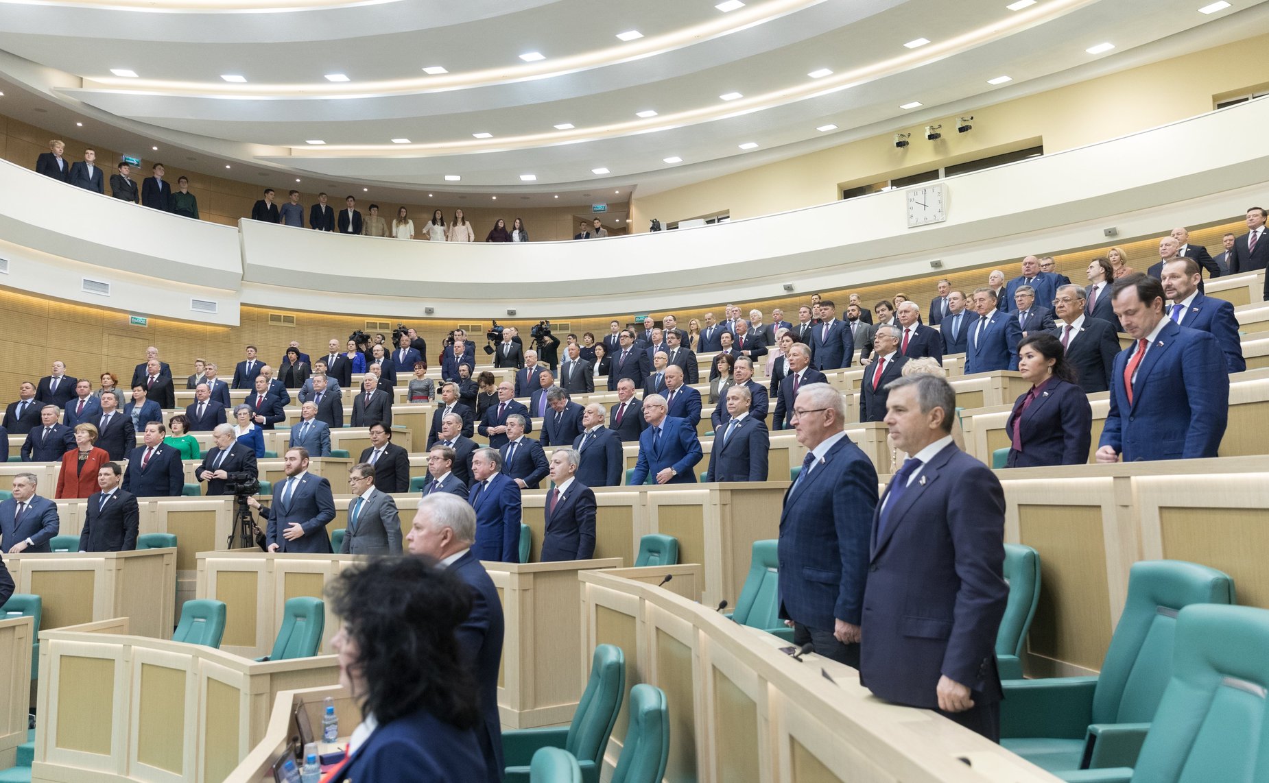 Сенаторы исполняют гимн России перед началом 427-го заседания Совета Федерации