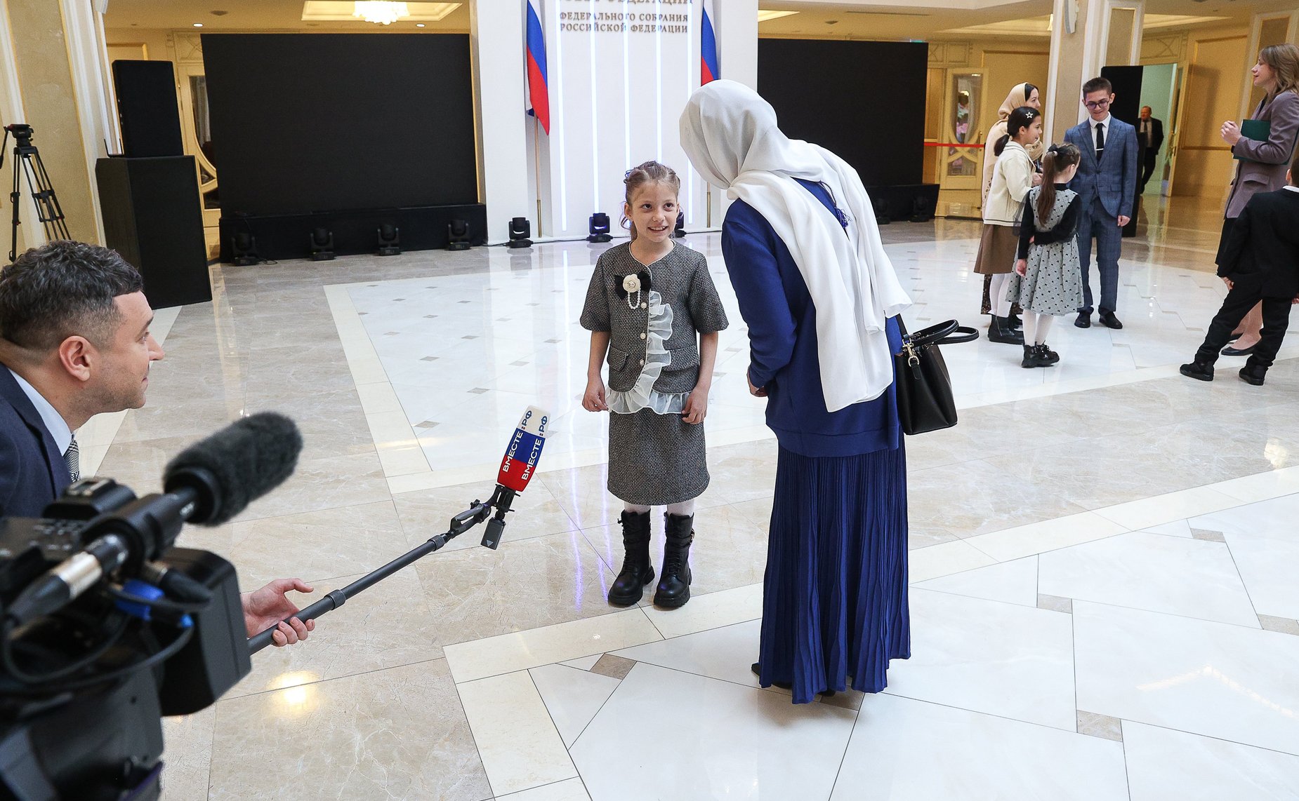 Валентина Матвиенко встретилась с детьми-участниками выставки художественных промыслов, прошедшей в рамках IX Парламентского форума «Историко-культурное наследие России»