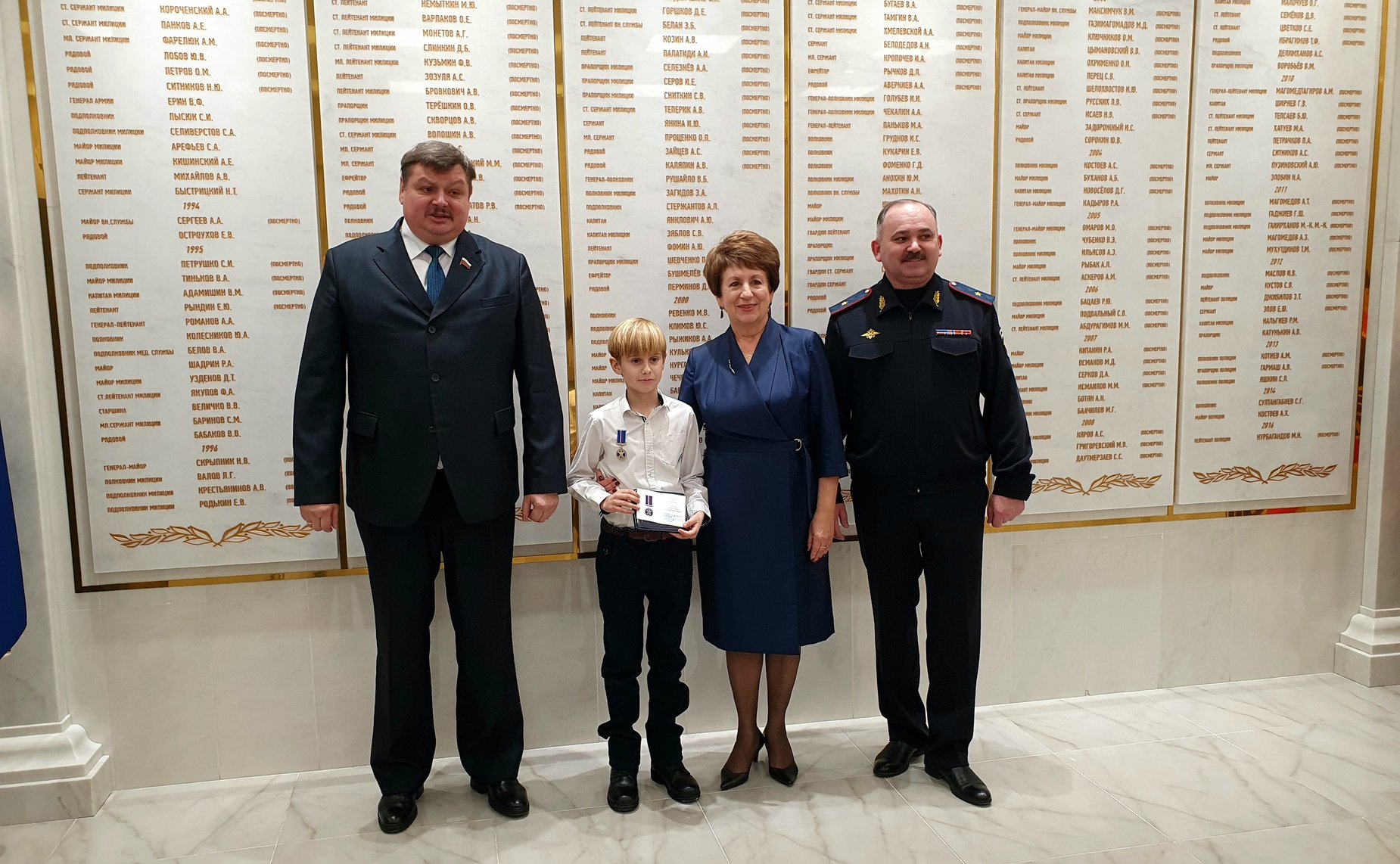 Екатерина Алтабаева и Сергей Колбин вручили севастопольскому школьнику памятную медаль Совета Федерации «За проявленное мужество»