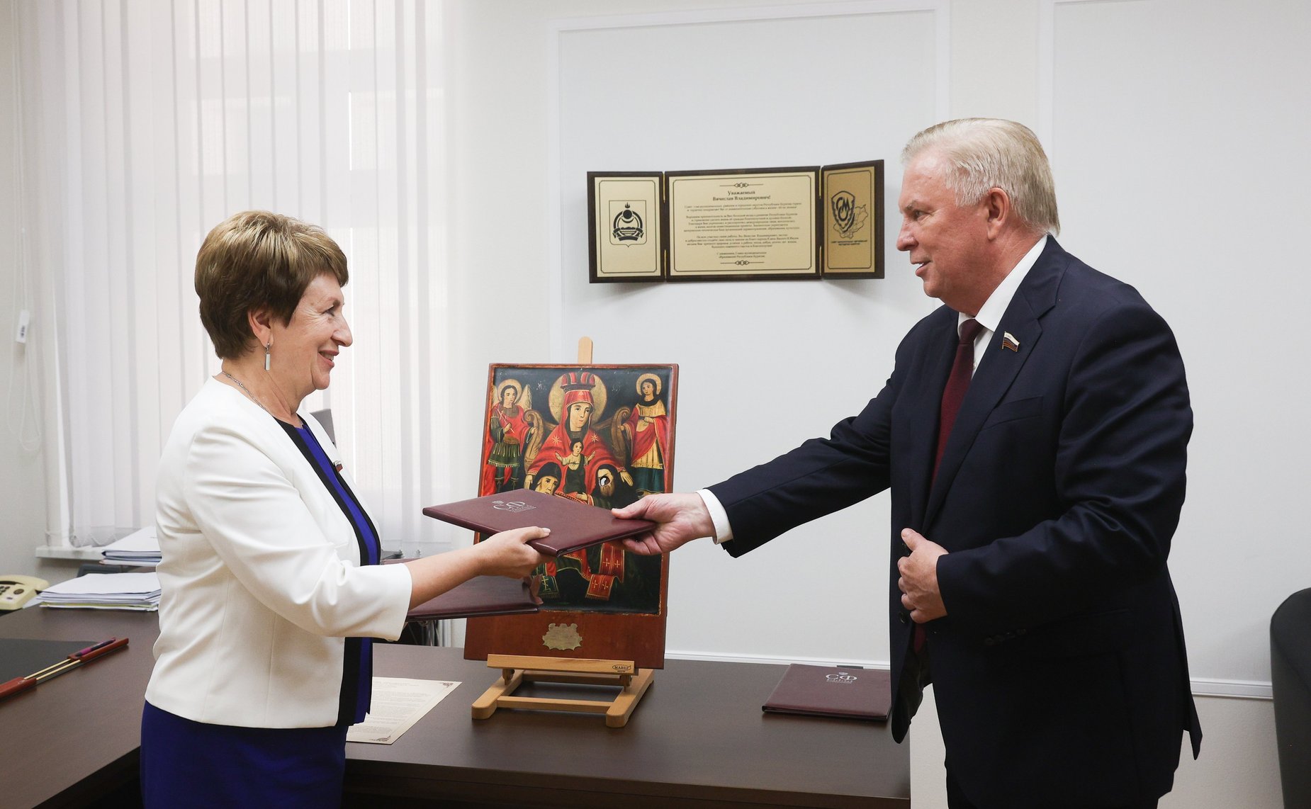 Передача освященного списка Иконы Селенгинского пехотного полка Богоматерь Печерская севастопольцам от жителей Республики Бурятия, в знак исторической связи между российскими регионами