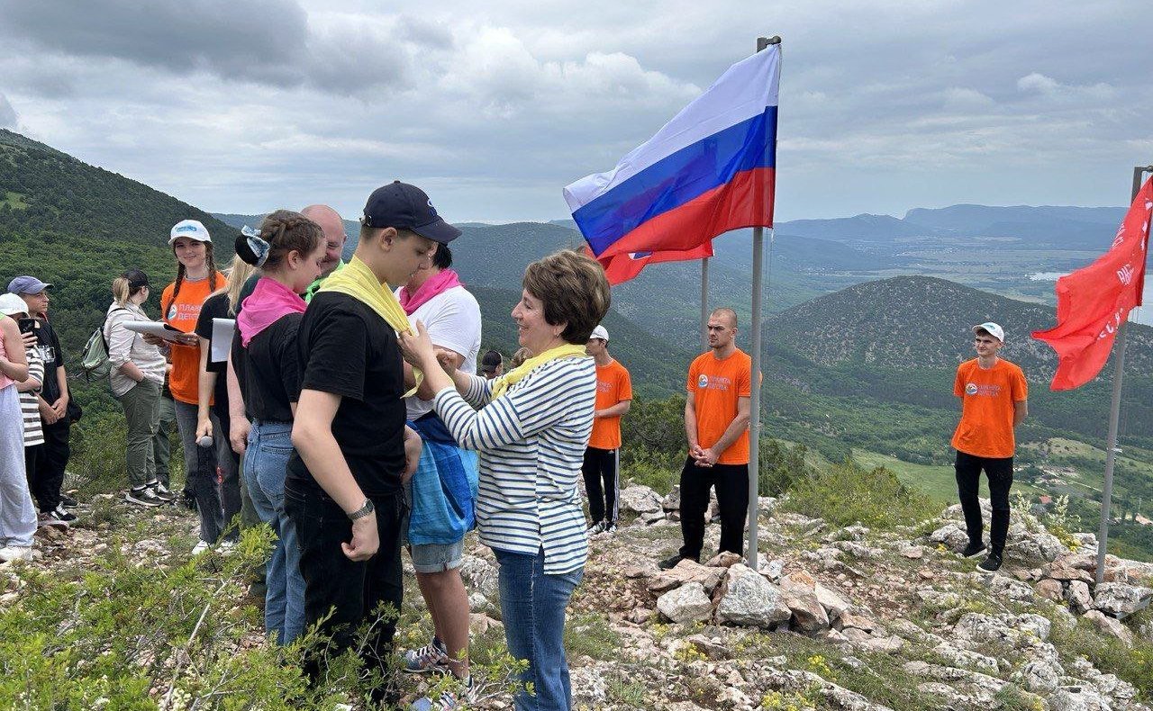 Екатерина Алтабаева вместе с ребятами из севастопольского детского оздоровительного лагеря «Горный» сходила в поход