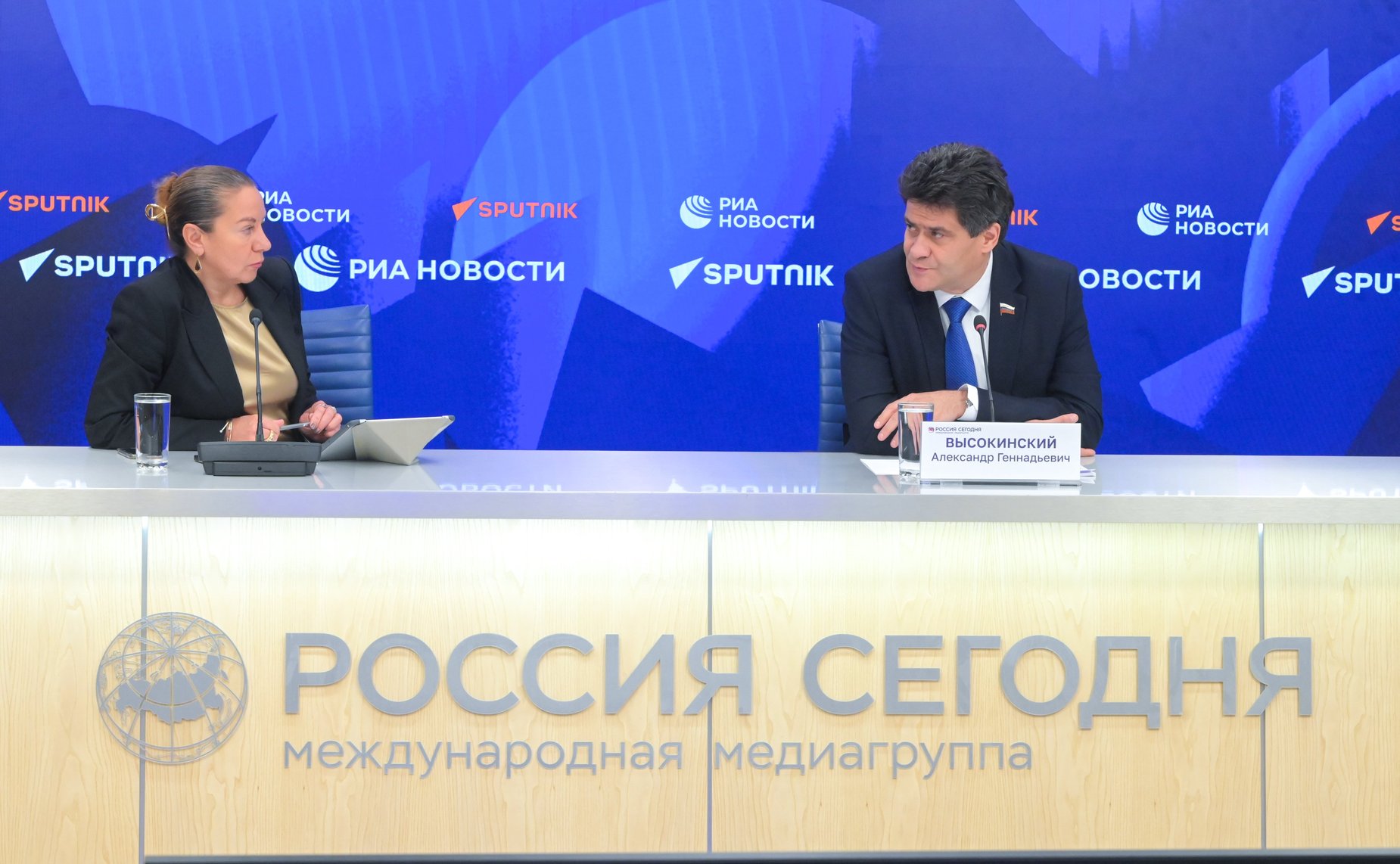 В международном мультимедийном пресс-центре Медиагруппы «Россия сегодня» Александр Высокинский принял участие в пресс-конференции на тему «Инфраструктура для жизни: взгляд законодателей»