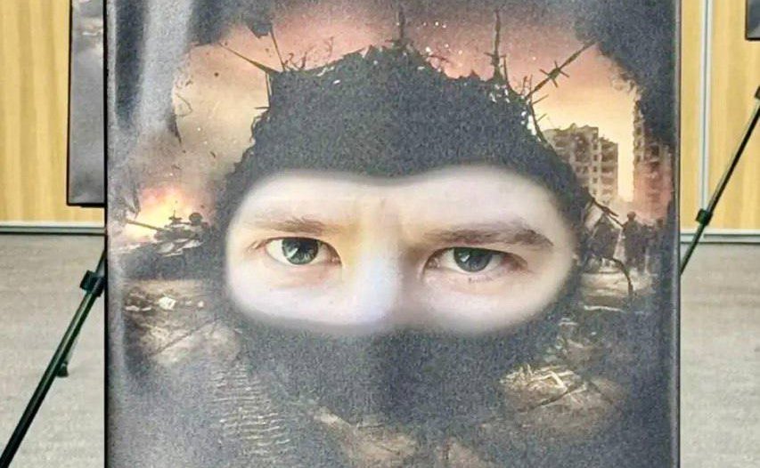 Александр Усс посетил фотовыставку «Посмотри в глаза герою»