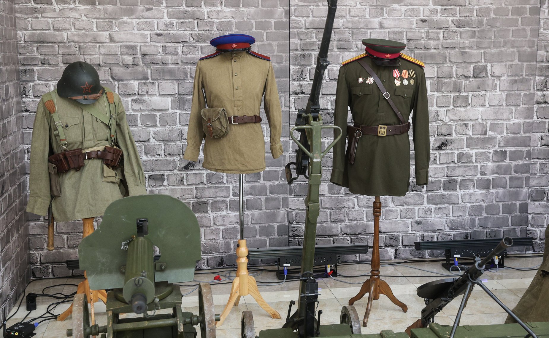 Юрий Воробьев и Дмитрий Василенко открыли в Совете Федерации выставку «Невыученные уроки истории. Связь времен. Пропаганда ненависти»