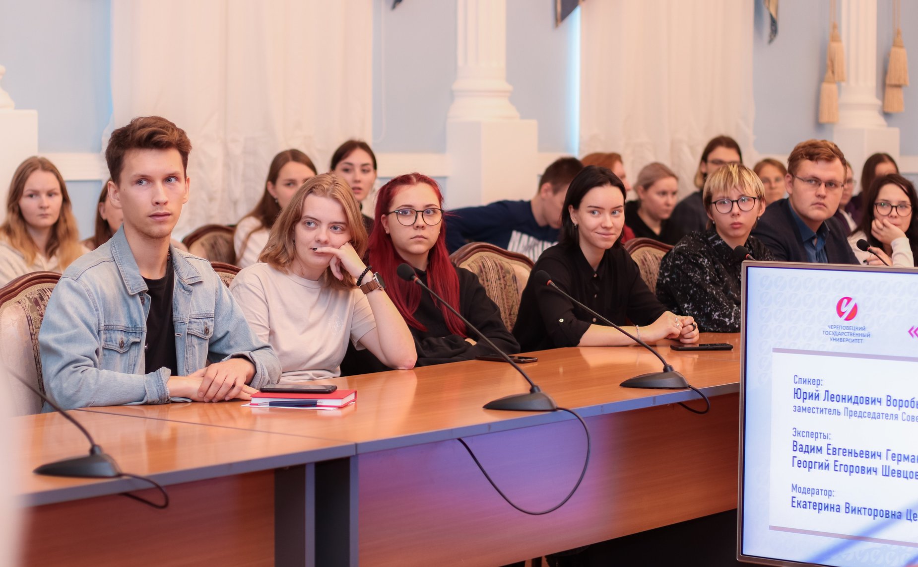 Юрий Воробьев провел встречу с представителями студенческих сообществ и объединений региона на тему «Мир сегодня»