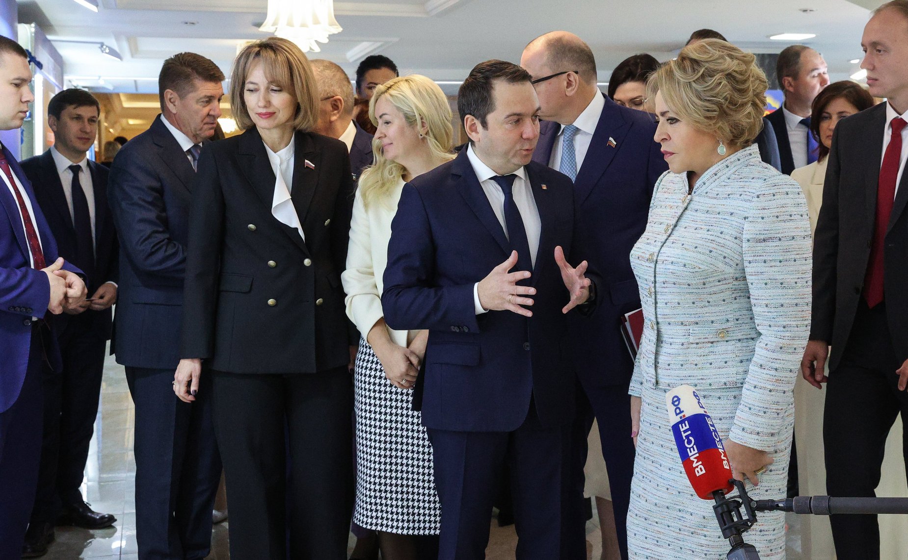 Валентина Матвиенко и Андрей Чибис осмотрели выставку, посвященную перспективным направлениям развития Мурманской области