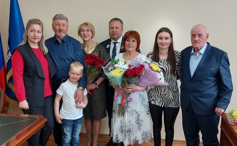 Денис Гусев принял участие в торжественной церемонии вручения медалей «За любовь и верность» двум образцовым супружеским парам из города Нарьян-Мар