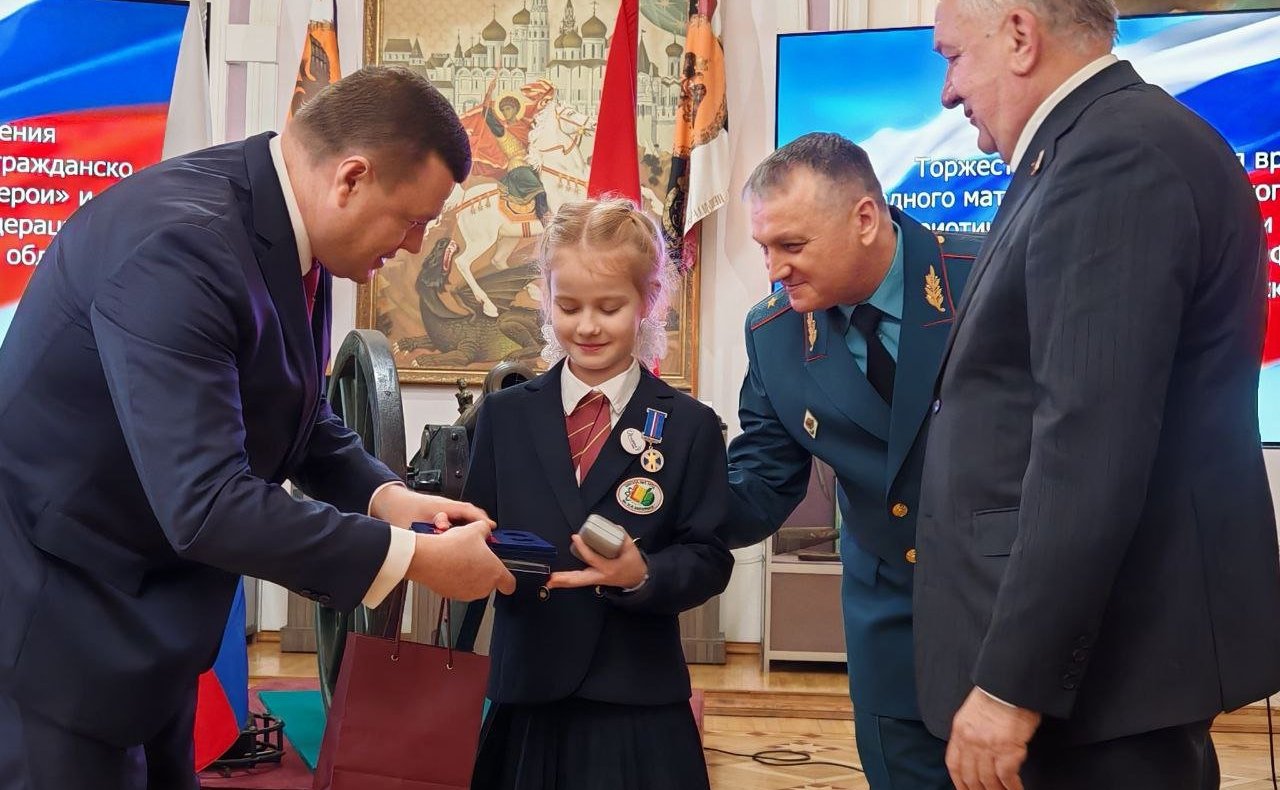 Михаил Белоусов и Александр Никитин наградили юных героев Тамбовщины памятными медалями Совета Федерации в рамках проведения Всероссийского гражданско-патриотического проекта «Дети-герои»