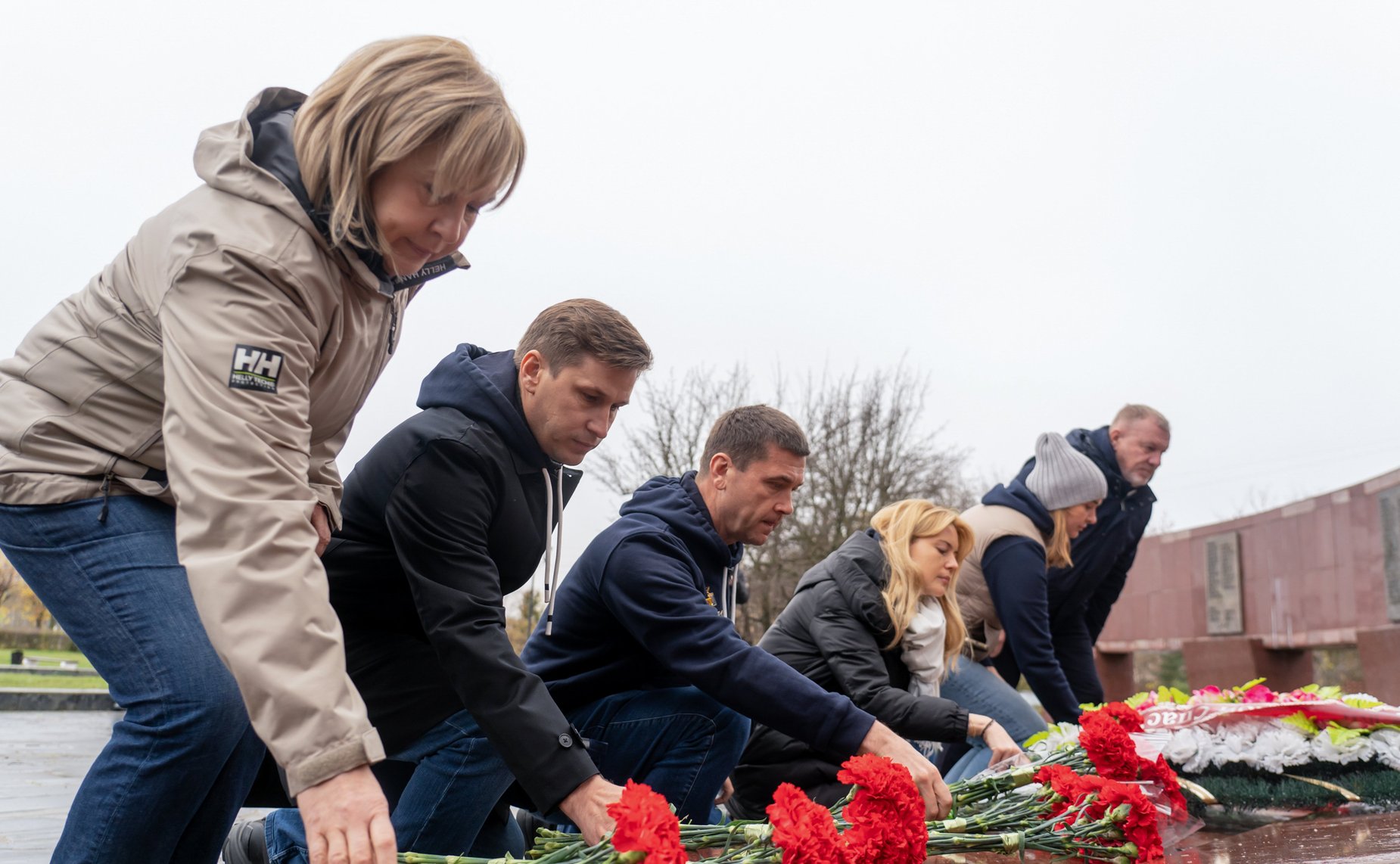 Сенаторы РФ возложили цветы к мемориалу Советским воинам, погибшим в годы Великой Отечественной войны (г. Тверь)