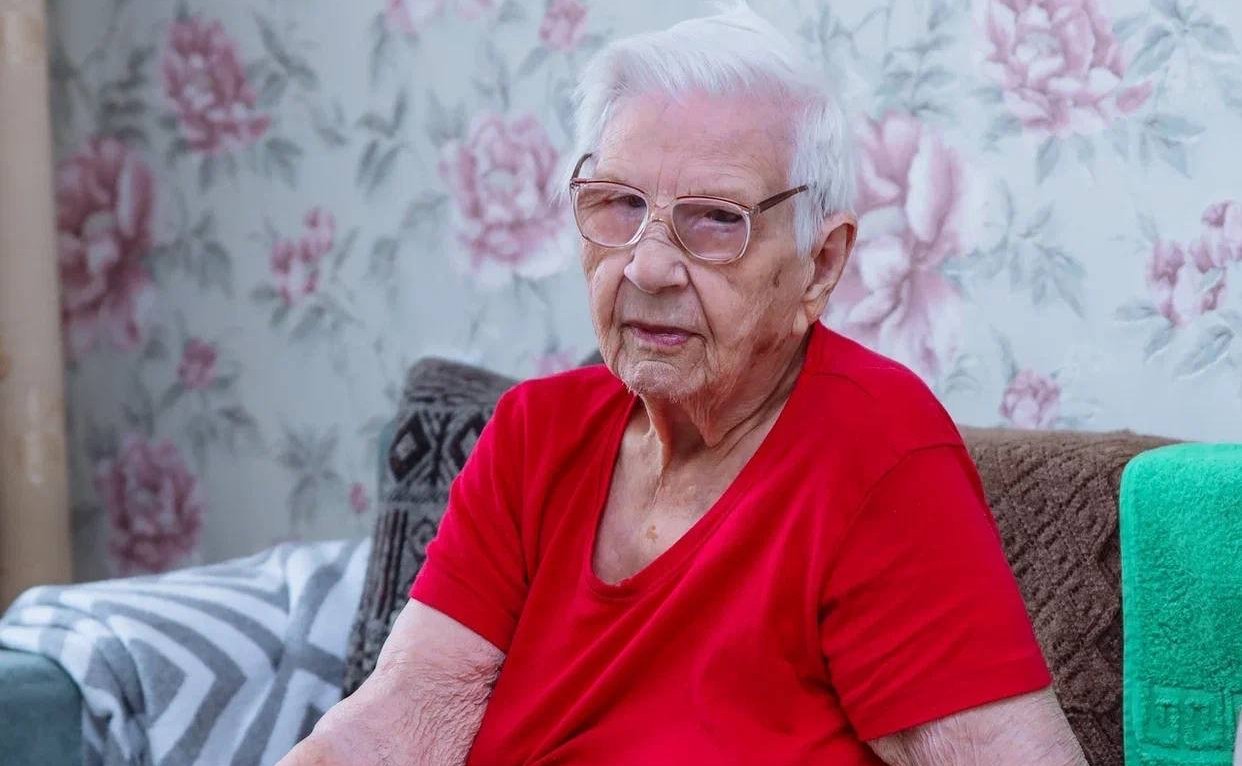 Андрей Хапочкин поздравил с наступающим Новым годом семью фронтовика Евдокии Семеновны Мохневой