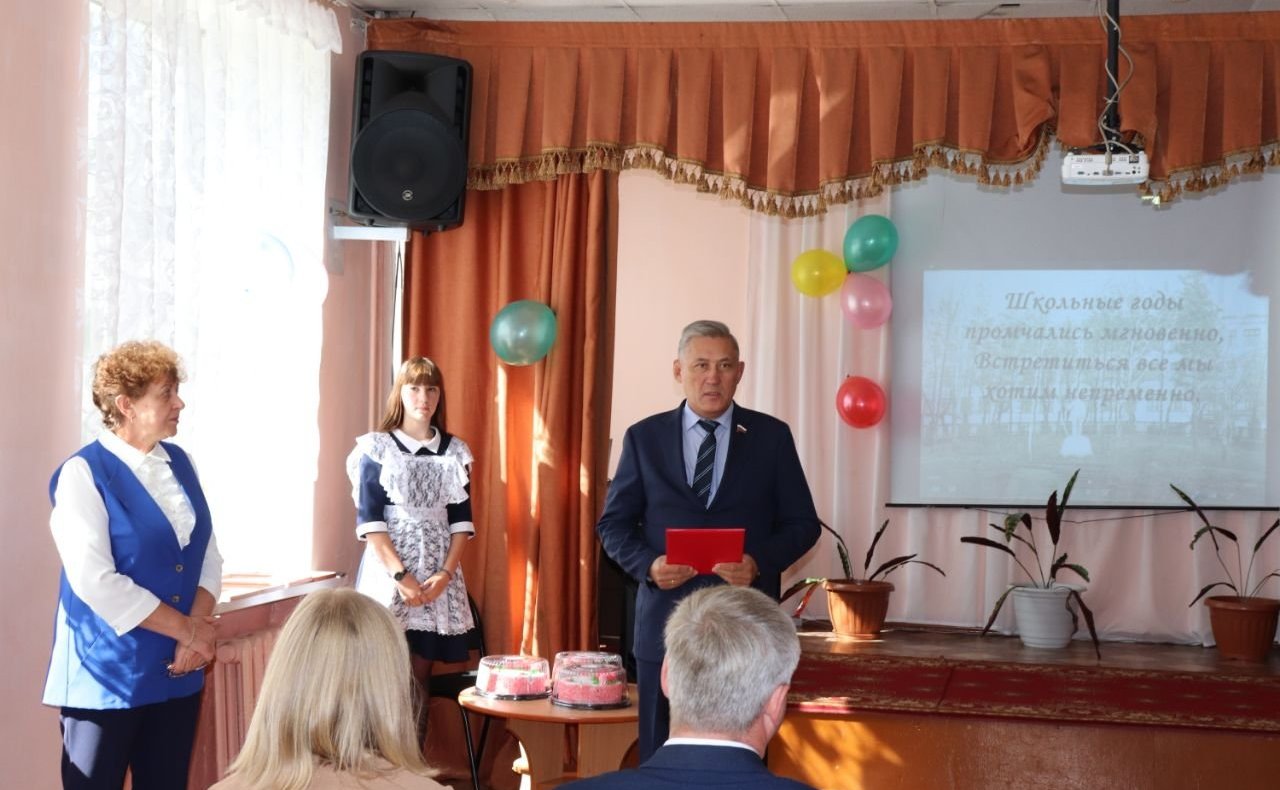 Юрий Валяев побывал в школе №3 им. Героя Советского Союза Ю.В. Тварковского и поздравил директора и педагогический коллектив учебного заведения с 85-летием создания школы